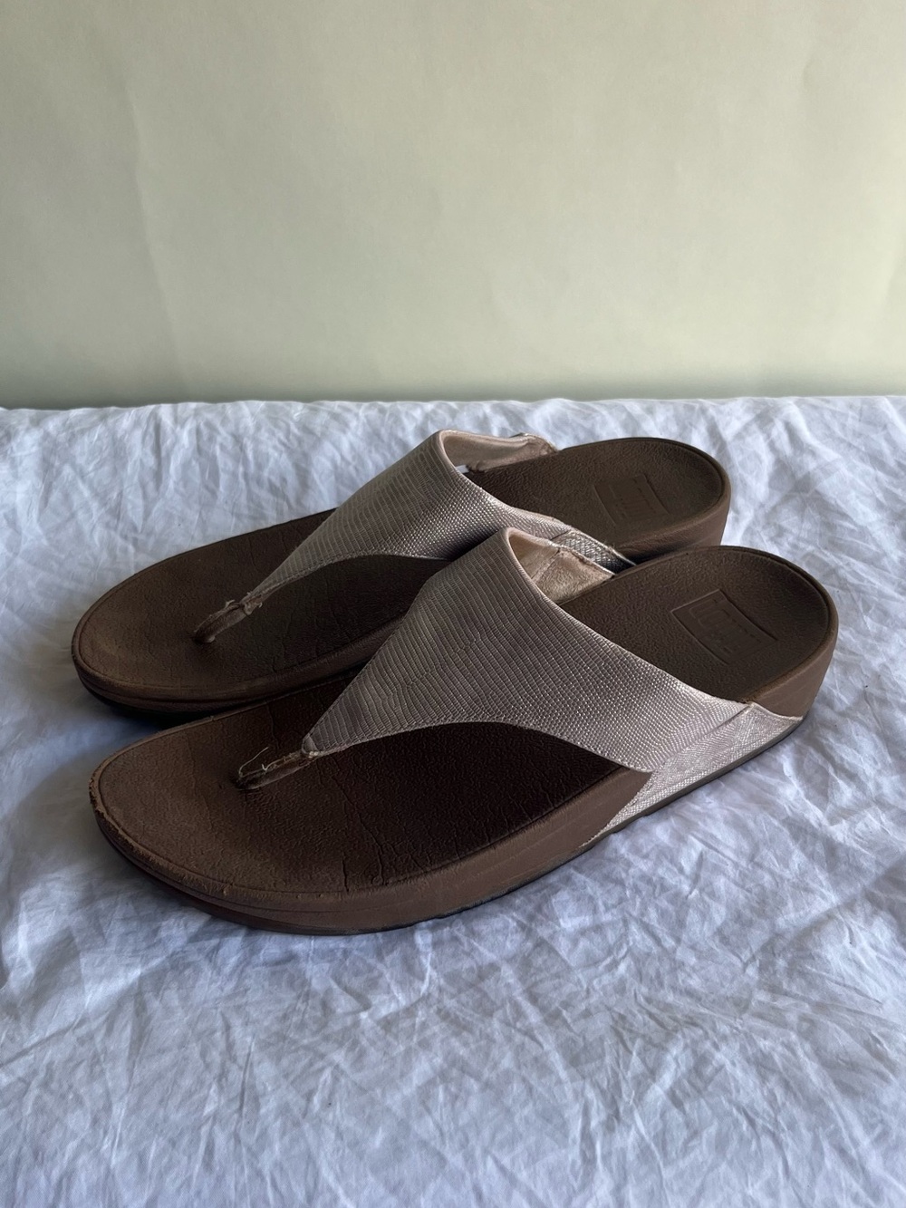 Fitflop Lulu Shimmer Wedge Thong Textured Metallic Microwobbleboard Midsole Sz 9